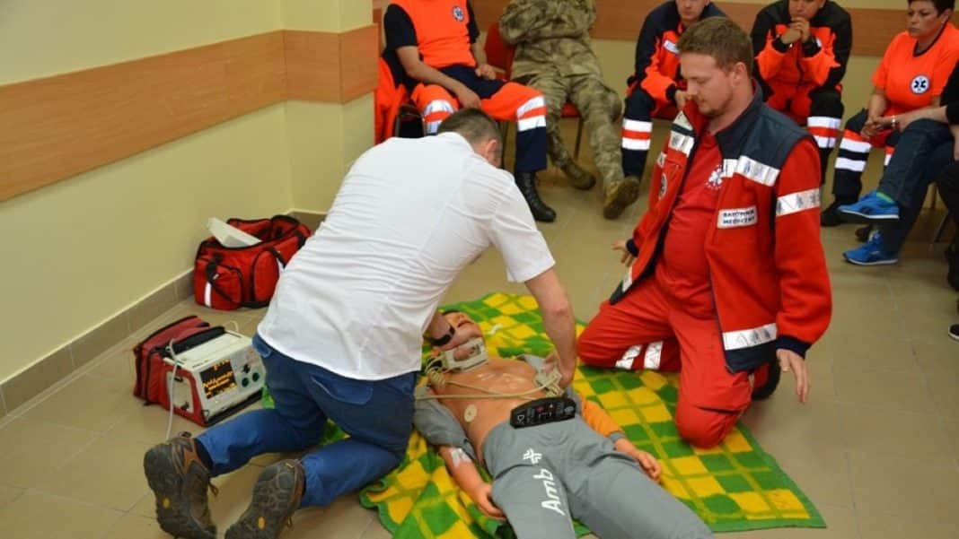 Szkolenie z pierwszej pomocy, na którym uczestnicy uczą się resuscytacji i obsługi defibrylatora.