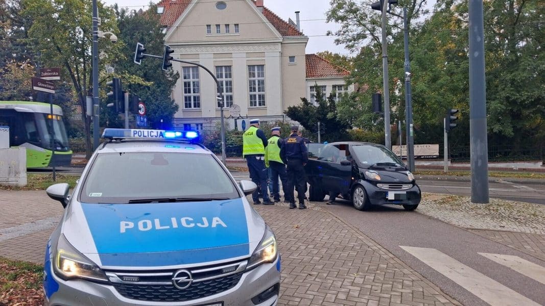 Zdarzenie na ul. Żołnierskiej w Olsztynie, policja i służby ratunkowe przy potrąconym na pasach pieszego.