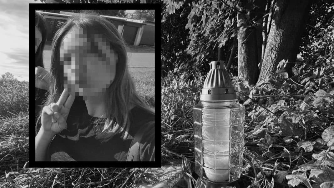 Zdjęcie młodej kobiety z rozmazaną twarzą i znakami pokoju, obok znicz na tle lasu.