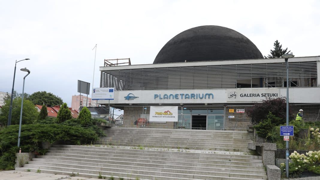 Budynek Planetarium w Olsztynie z nową kopułą, trwają prace remontowe na zewnątrz.