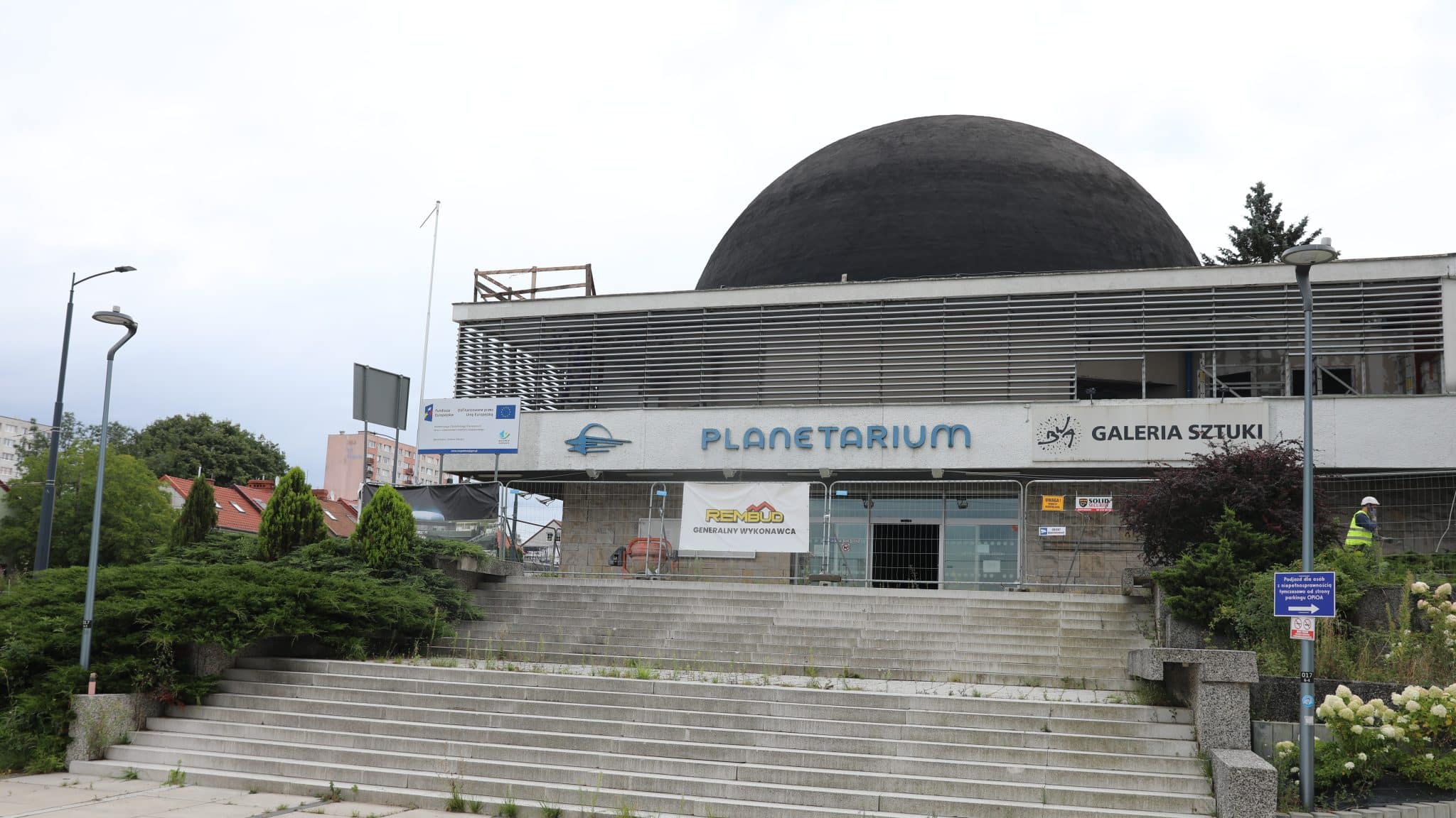 Budynek Planetarium w Olsztynie z nową kopułą, trwają prace remontowe na zewnątrz.