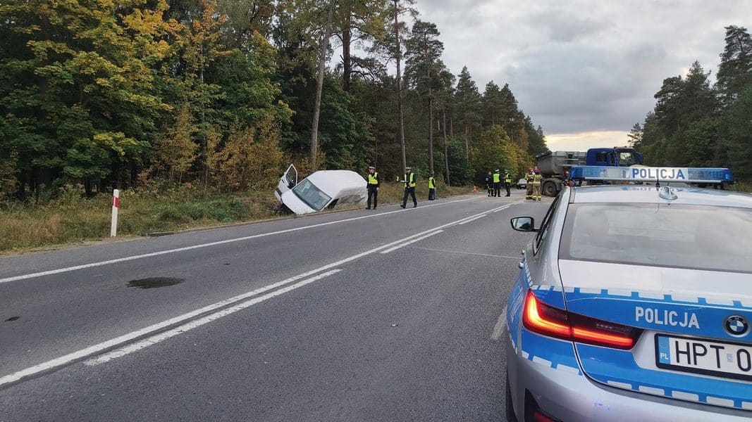 Wypadek na drodze krajowej nr 16 pod Olsztynem, rozbity samochód i policja na miejscu zdarzenia.