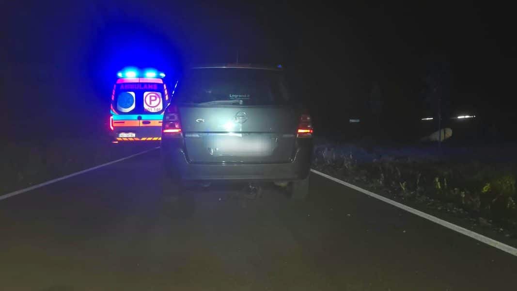 Samochód i hulajnoga na drodze nocą, wypadek we Władysławowie, policja na miejscu.