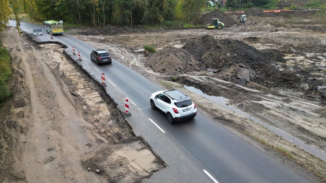 Rozpoczęcie prac budowlanych na drodze w Olsztynie z ciężkim sprzętem i wykopami.